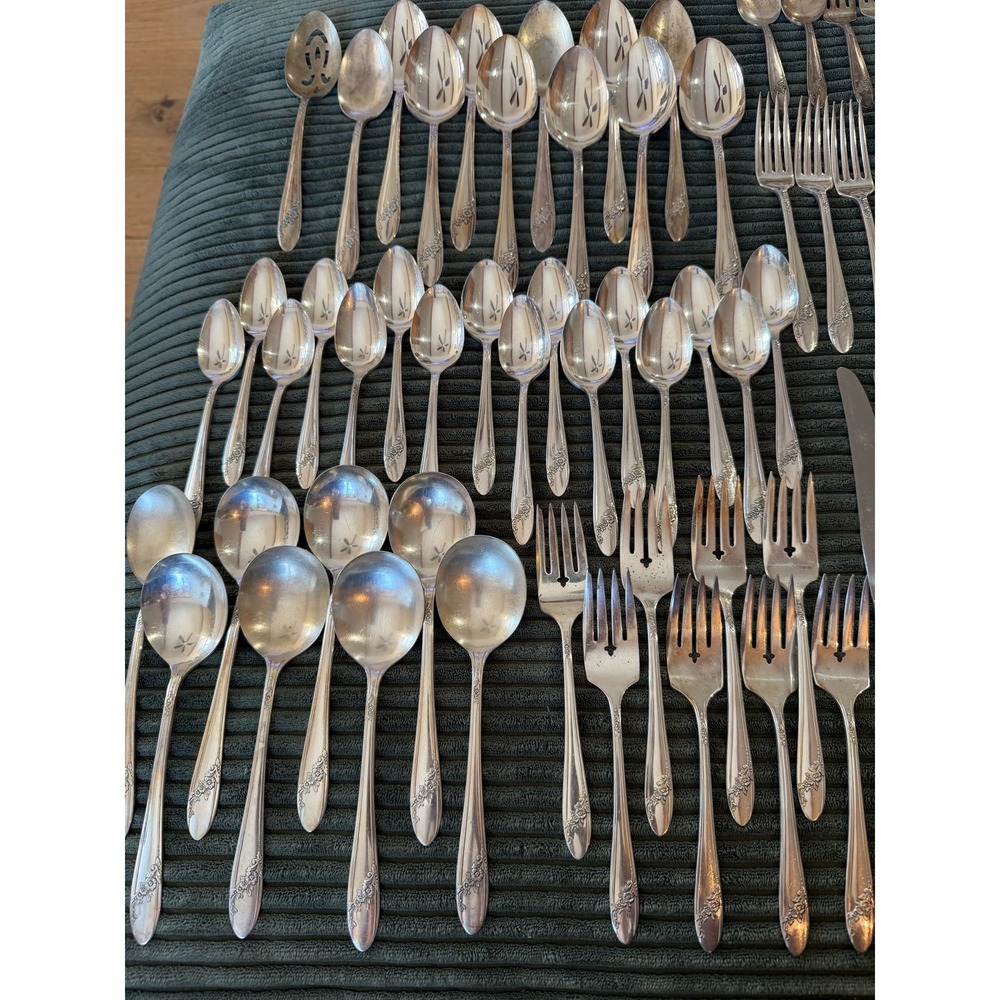 Vintage Oneida Queen Bess Pattern Silverplate Large Flatware Set of 66‎ Pieces - Picture 2 of 12